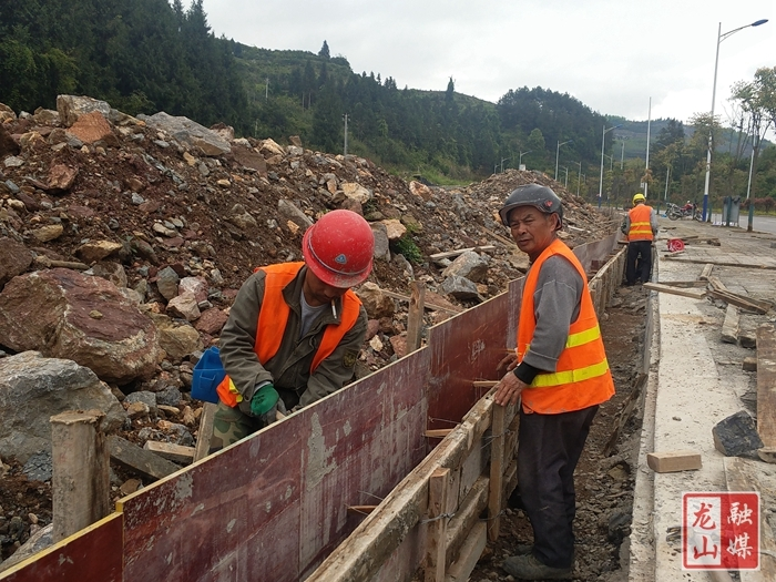 里龙公路里耶镇路段排水管道铺设抓紧进行