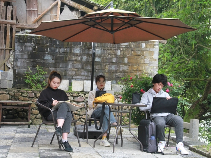 湖南工业职业技学院来惹巴拉景区写生（图）