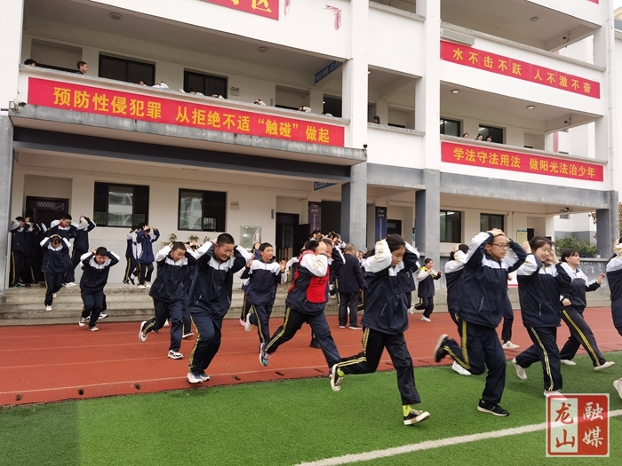 皇仓华鑫学校开展安全疏散演练活动（图）