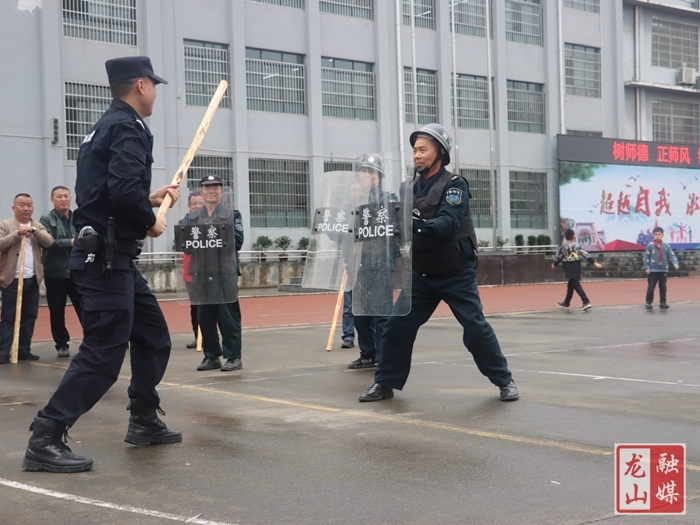 六小：“反恐防暴” 守护校园安全
