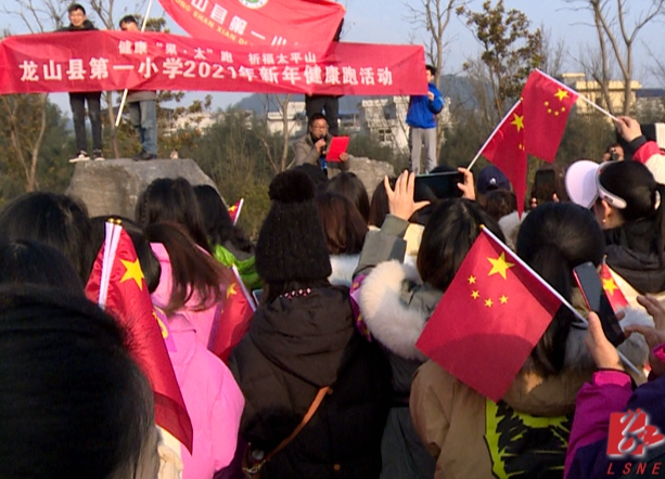 县一小教师歌唱“我和我的祖国”庆“元旦”（图）