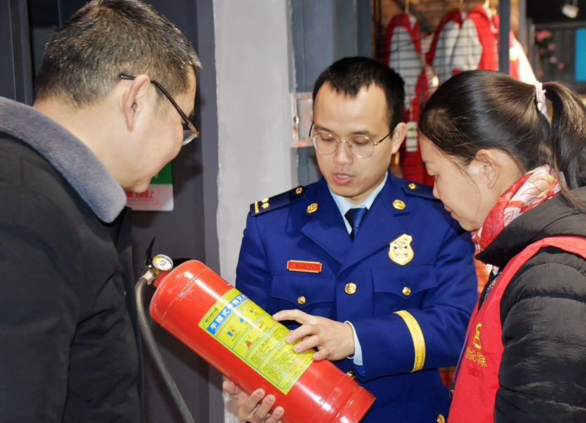 县消防救援大队元旦跨年夜集中开展消防安全夜查