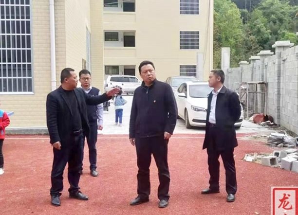 梁兴华到太平小学调研