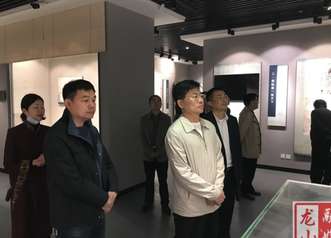 中国地方志指导小组调研龙山县地方志事业发展