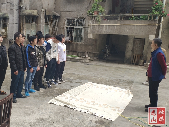 龙山县就业培训中心开展触电应急演练