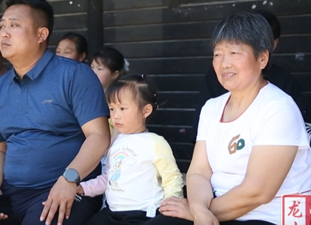 湘西龙山：惹巴拉景区非遗民俗表演醉游人