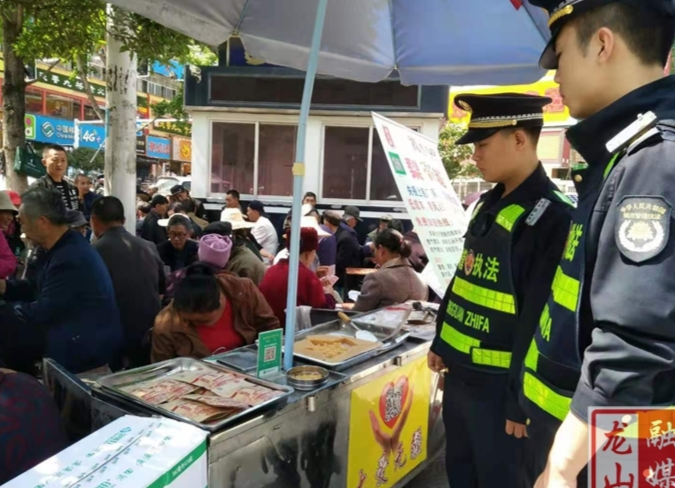县城管执法局开启护学模式 清理整治流动小摊