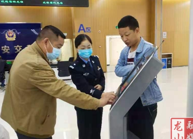 【我为群众办实事】龙山市民之家首单业务10分钟办结 受到群众好评！