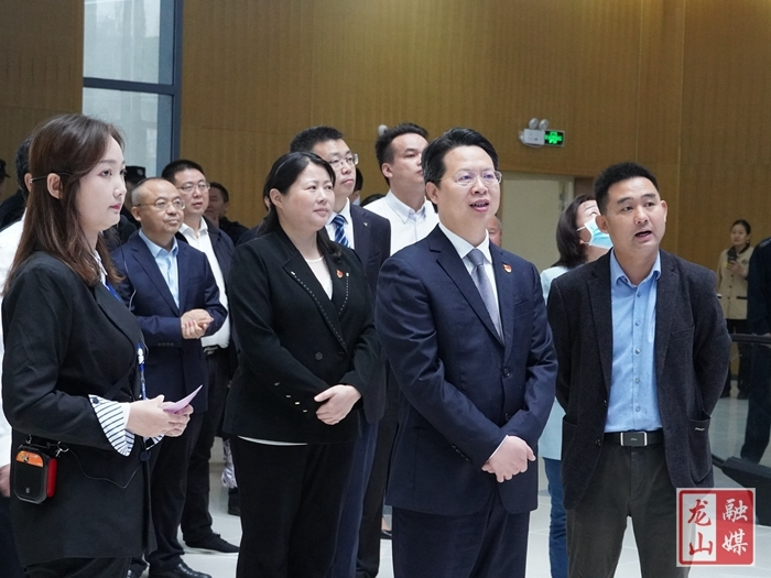 今天，龙山市民之家正式投入使用