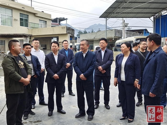 蒋昌忠一行送省教育厅驻龙山县尖岩村乡村振兴工作队进村到岗