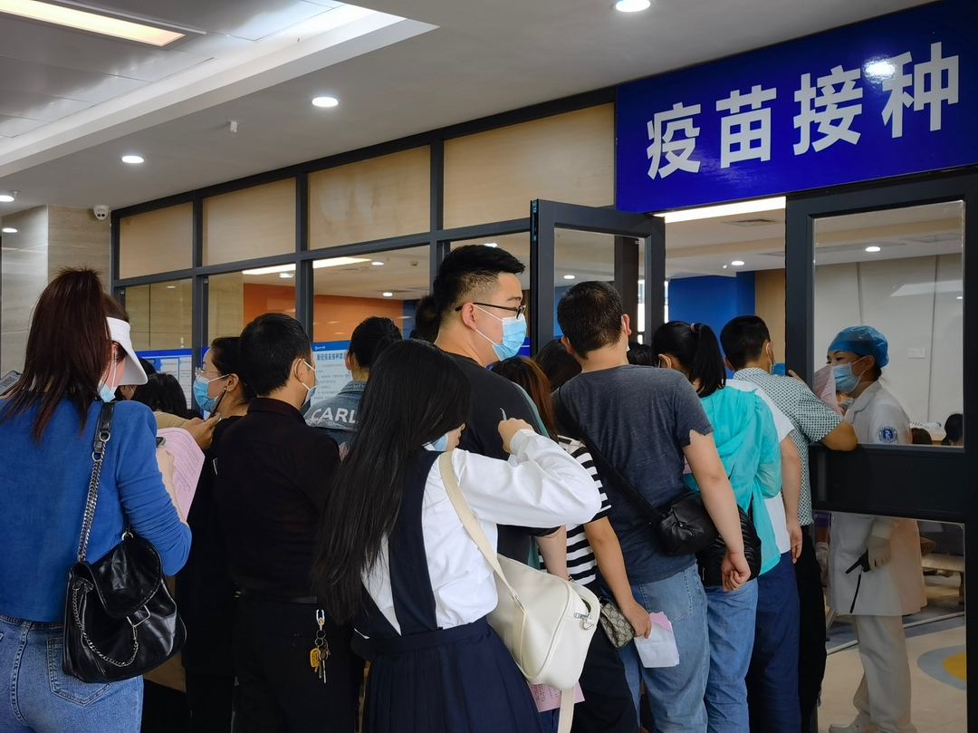 ​党员带头，坚守疫苗接种一线