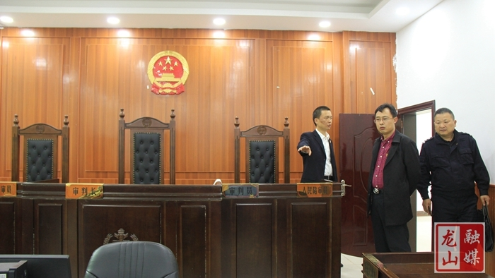 杜丛志深入法庭调研指导队伍教育整顿工作