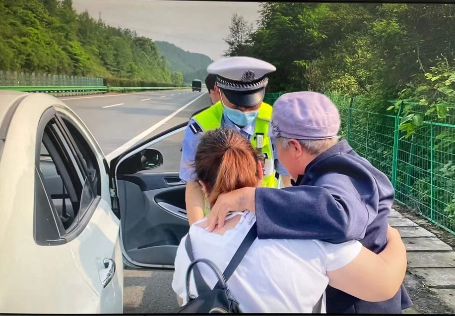 龙山：小车爆胎不知所措 高速交警伸出援手