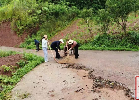 【我为群众办实事】兴隆街道：清理路面砂石 确保群众安全出行