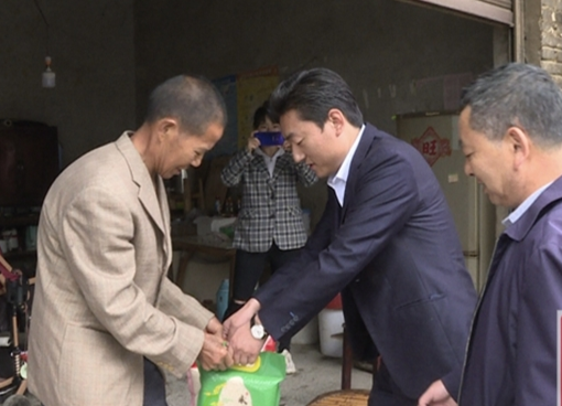 【我为群众办实事】县人社局联合县永晖粮油公司深入联系村开展捐赠活动