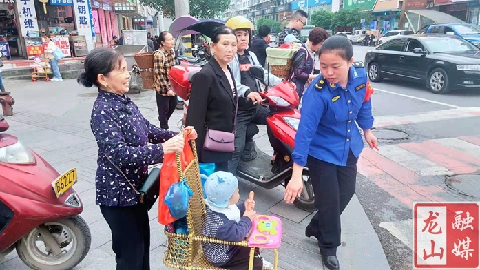 县环卫所 有一支文明交通劝导“娘子军”（组图）