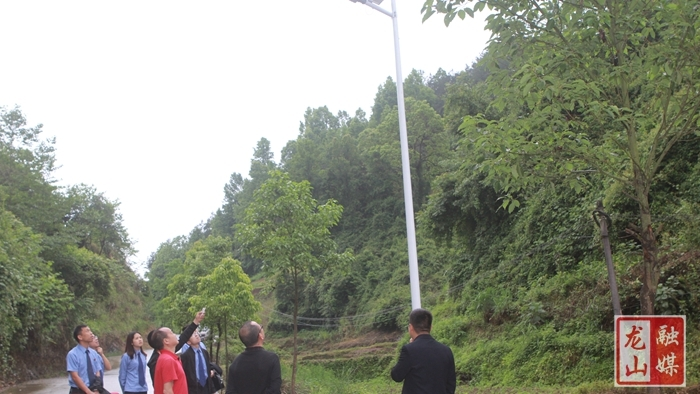 【我为群众办实事】县检察院：安装路灯暖民心 照亮乡村振兴路