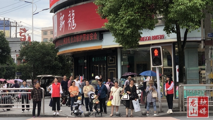 县自然资源局党员干部在路口为群众“导航”
