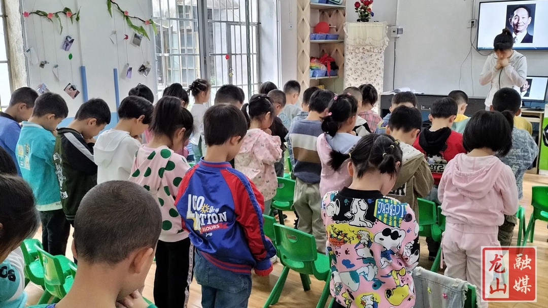 县老干幼儿园全体师幼“遥寄哀思 深切缅怀袁隆平爷爷”（图）