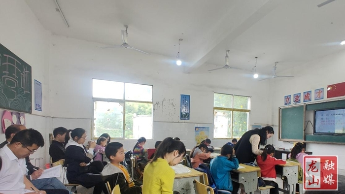 长沙高新区金桥小学来到贾坝小学开展“送教下校”活动