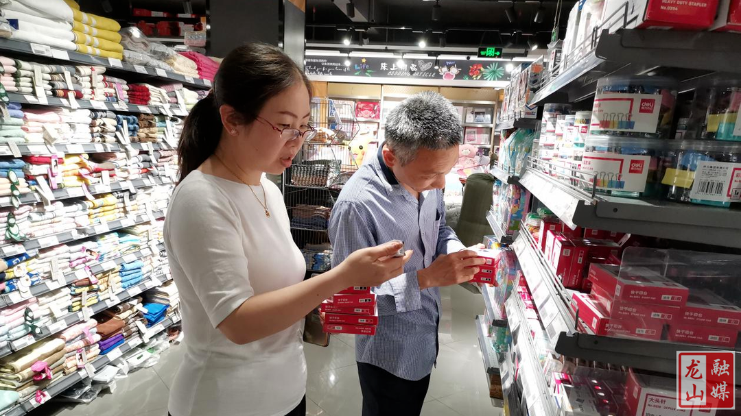 龙山市场监督管理局力查禁卖塑料产品