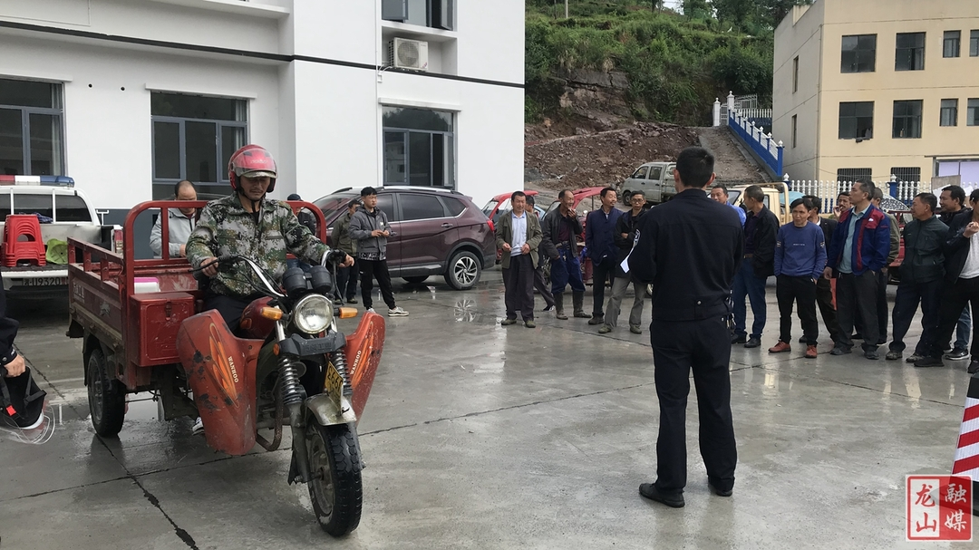 【我为群众办实事】县交警大队“下乡送考” 让群众在“家门口”考证