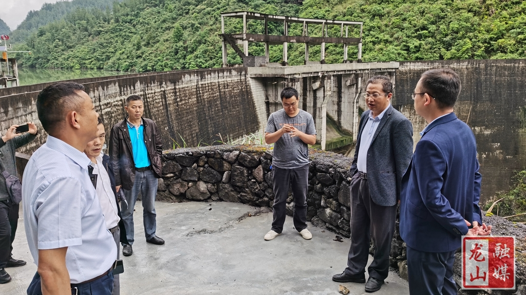 杨波到洗车河镇走访调研