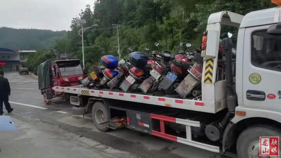 石牌镇联合执法整治交通问题顽瘴痼疾