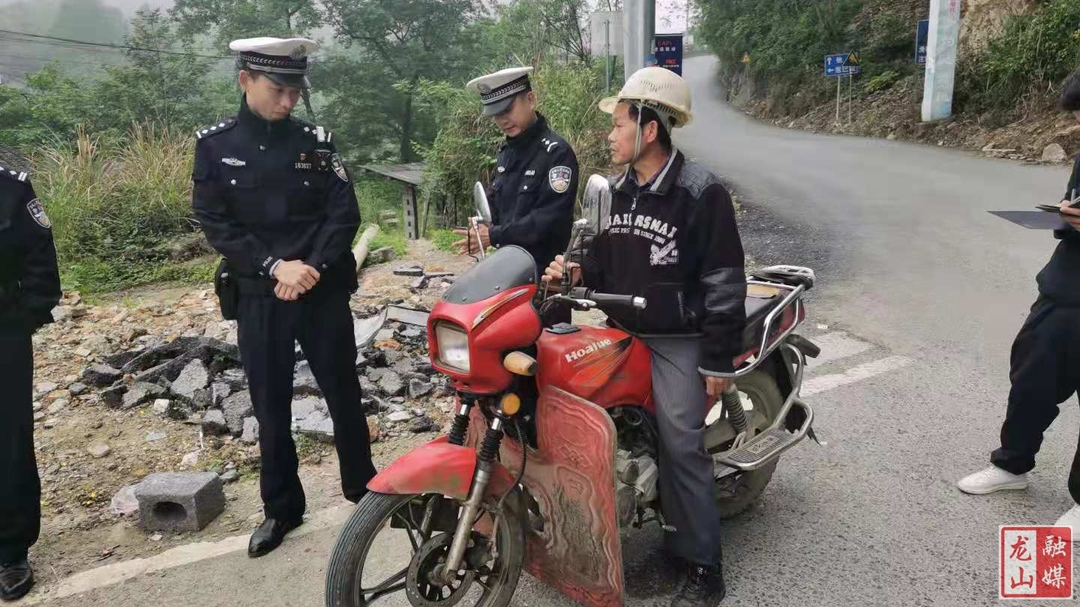 靛房镇开展整治交通安全顽瘴痼疾行动