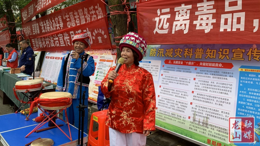 里耶镇：禁毒打非法治宣传进集市（图）