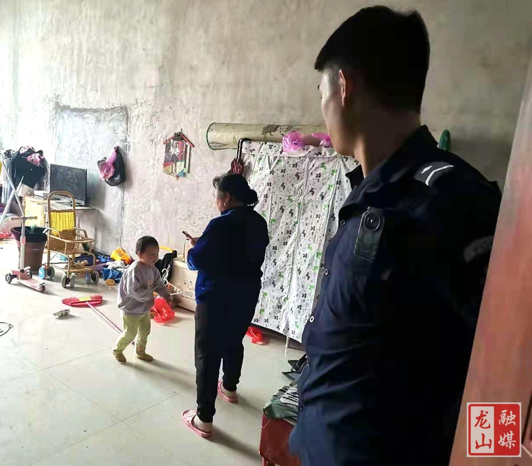 龙山：2岁幼童反锁家中  公安民警紧急救援