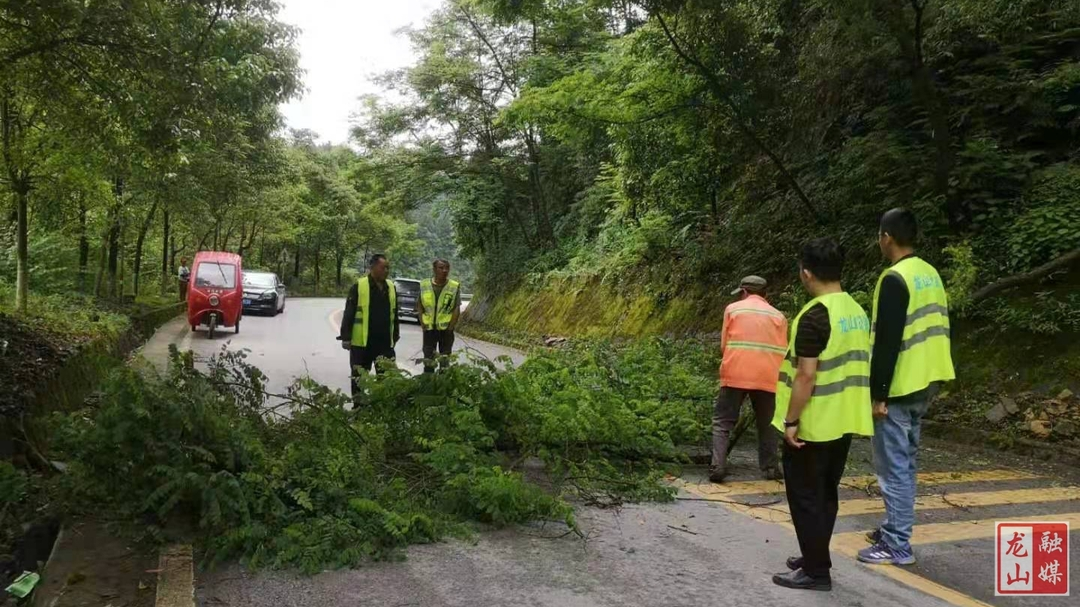 县公路建设养护中心全力保障公路安全畅通