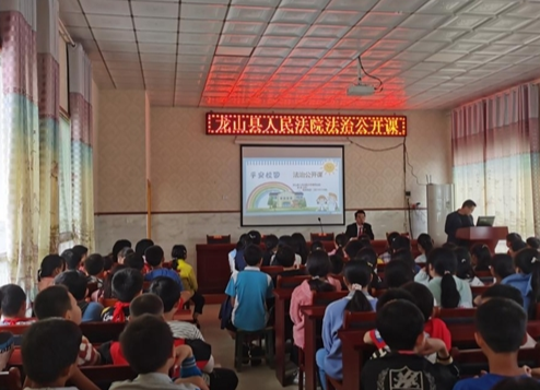 石牌镇桶车九年制学校： 法制进校园 法治护成长