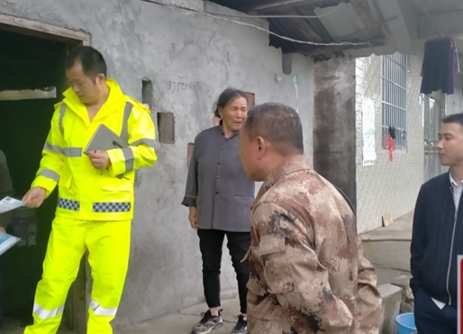 靛房镇联合相关部门查看地质灾害点和切坡建房点