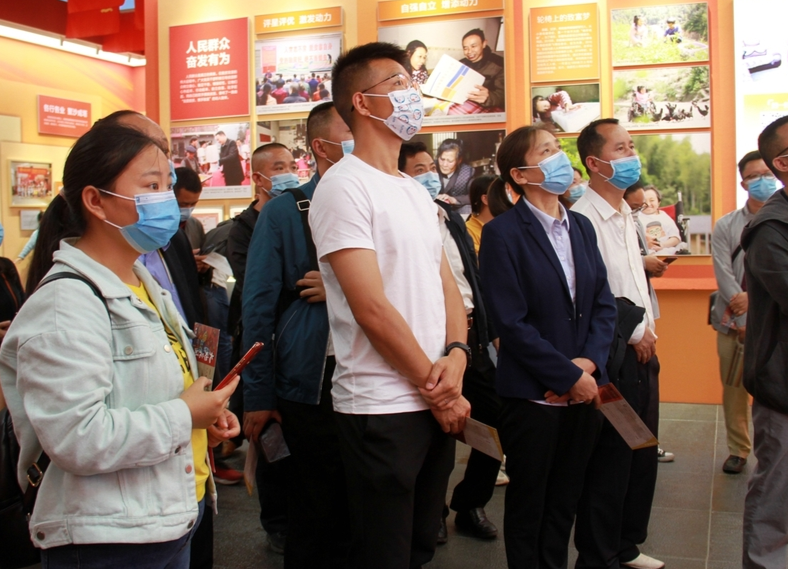 龙山县组织参观湖南省脱贫攻坚大型成就展