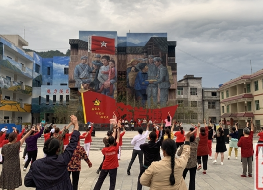 茨岩塘镇开展老区特色的广场舞教学