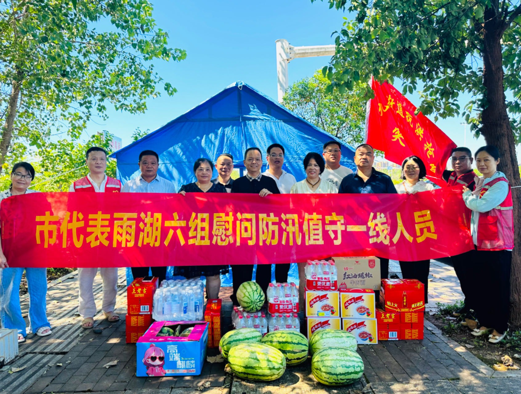 九华街道：人大代表送关爱 防汛一线显担当