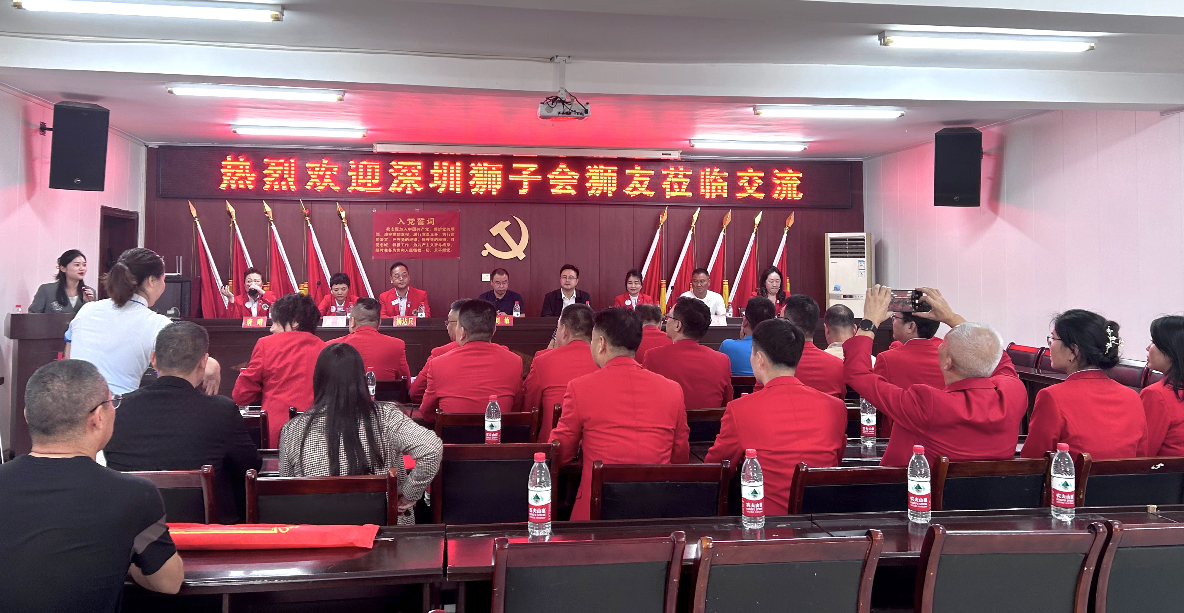 蔡家岗镇：深圳狮子会爱心服务队开展路灯捐赠活动
