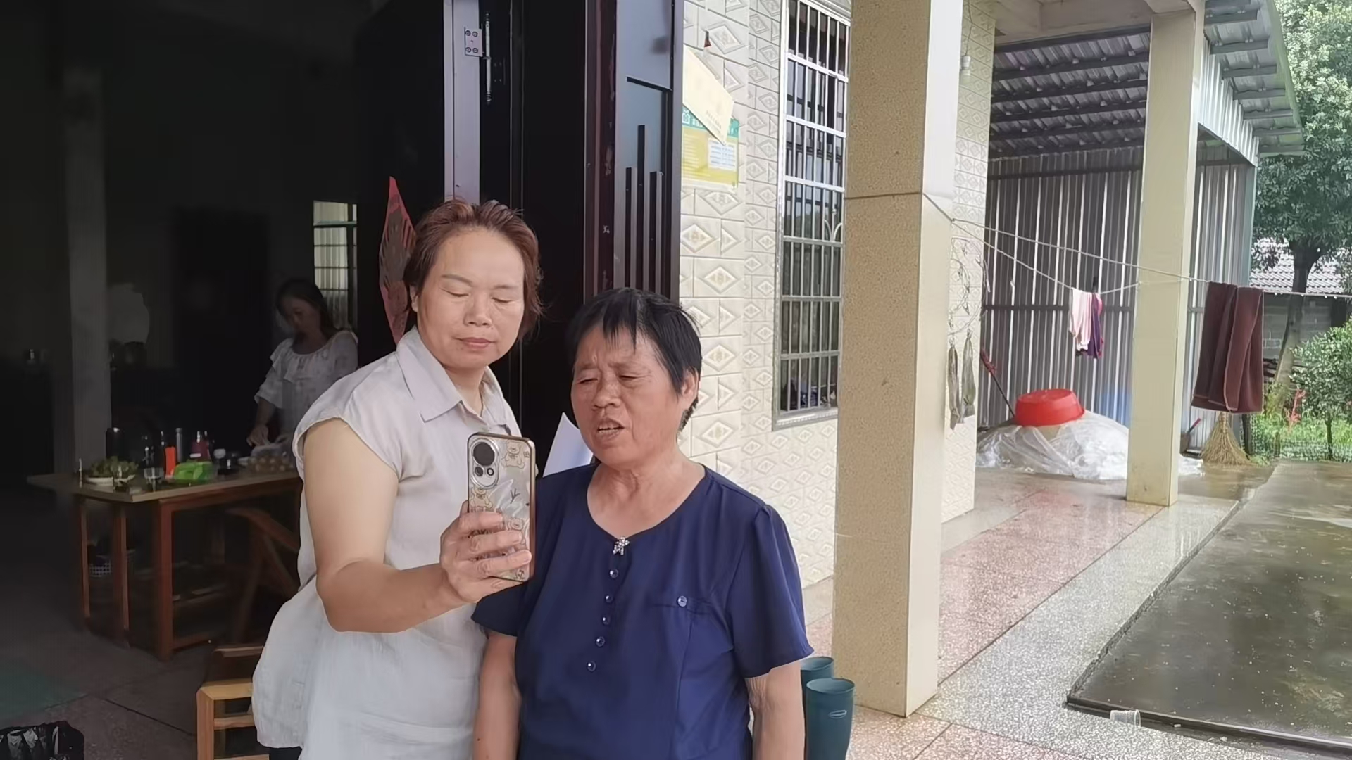 尧天坪镇：上门认证解民忧 暖心服务零距离