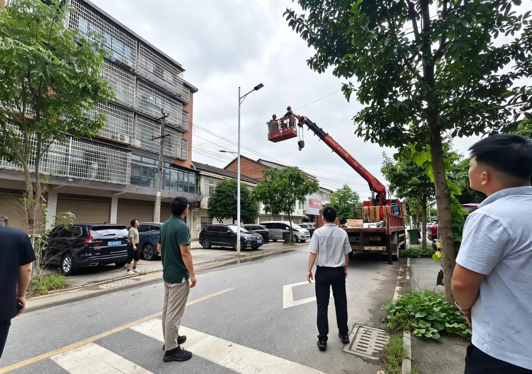 尧天坪镇：路灯焕新亮街巷 惠民实事暖民心