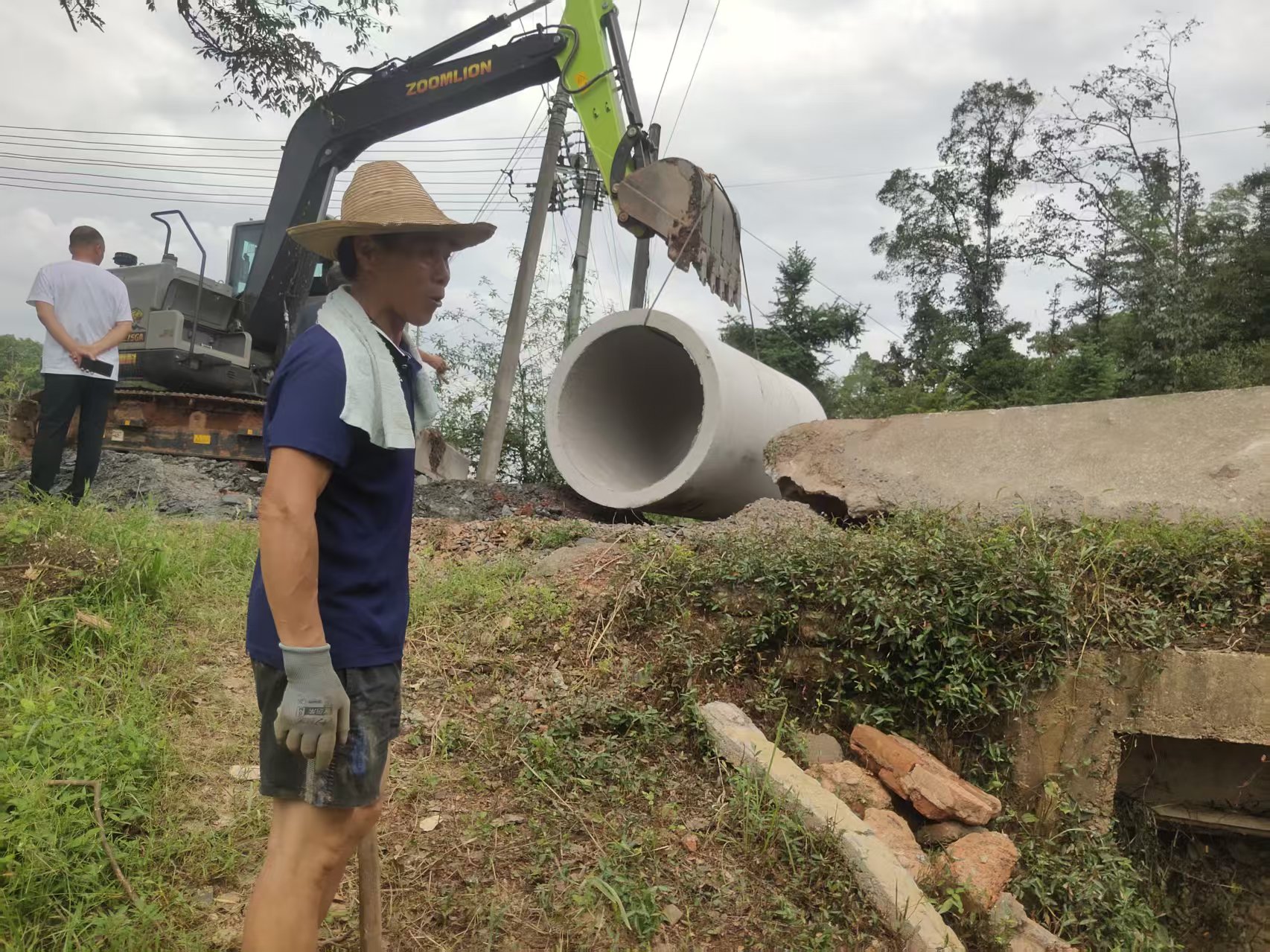 尧天坪镇：修缮排水渠道 安装便民涵管