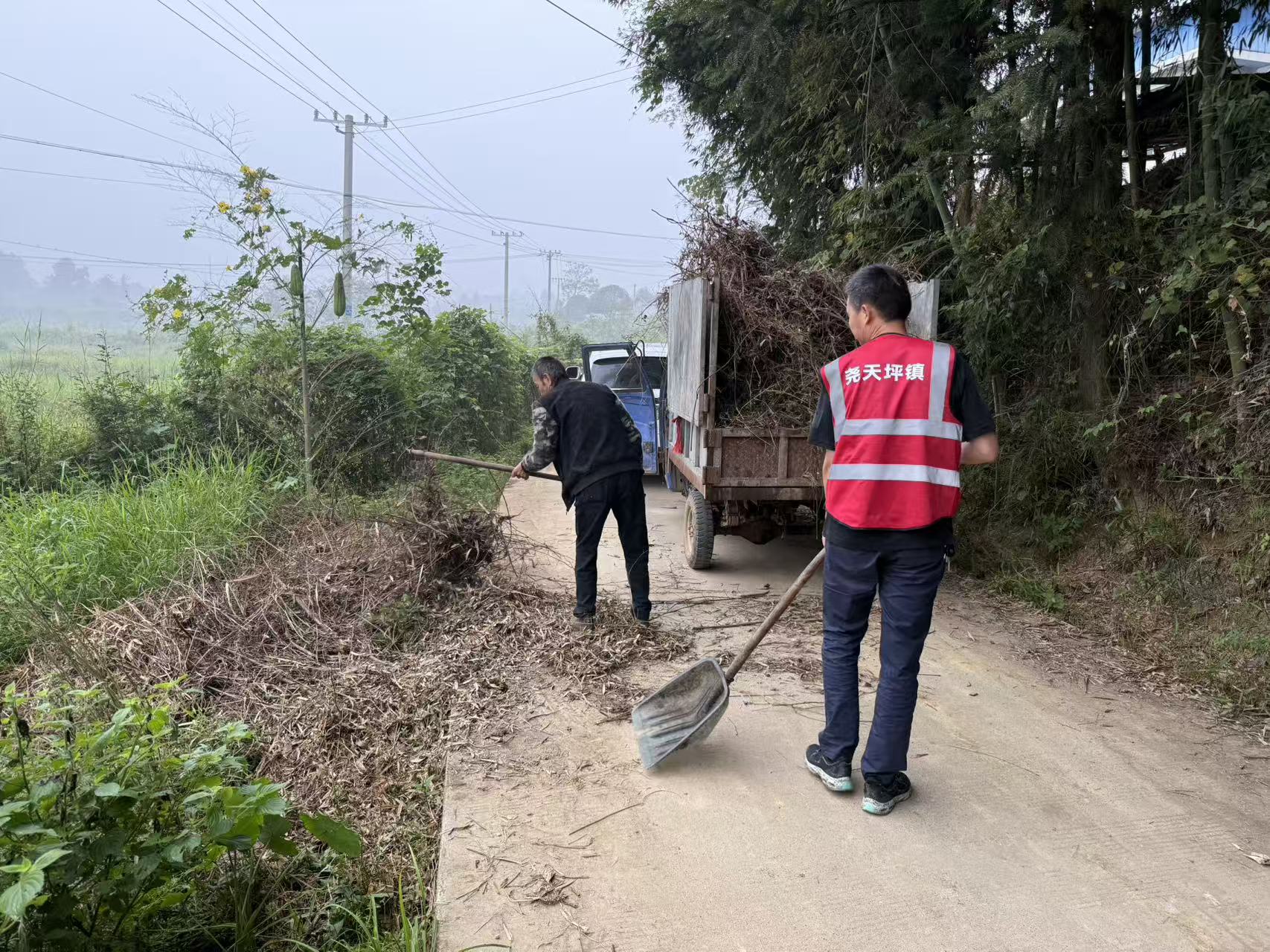 尧天坪镇：干部下沉助农清秸秆  综合利用变废为宝