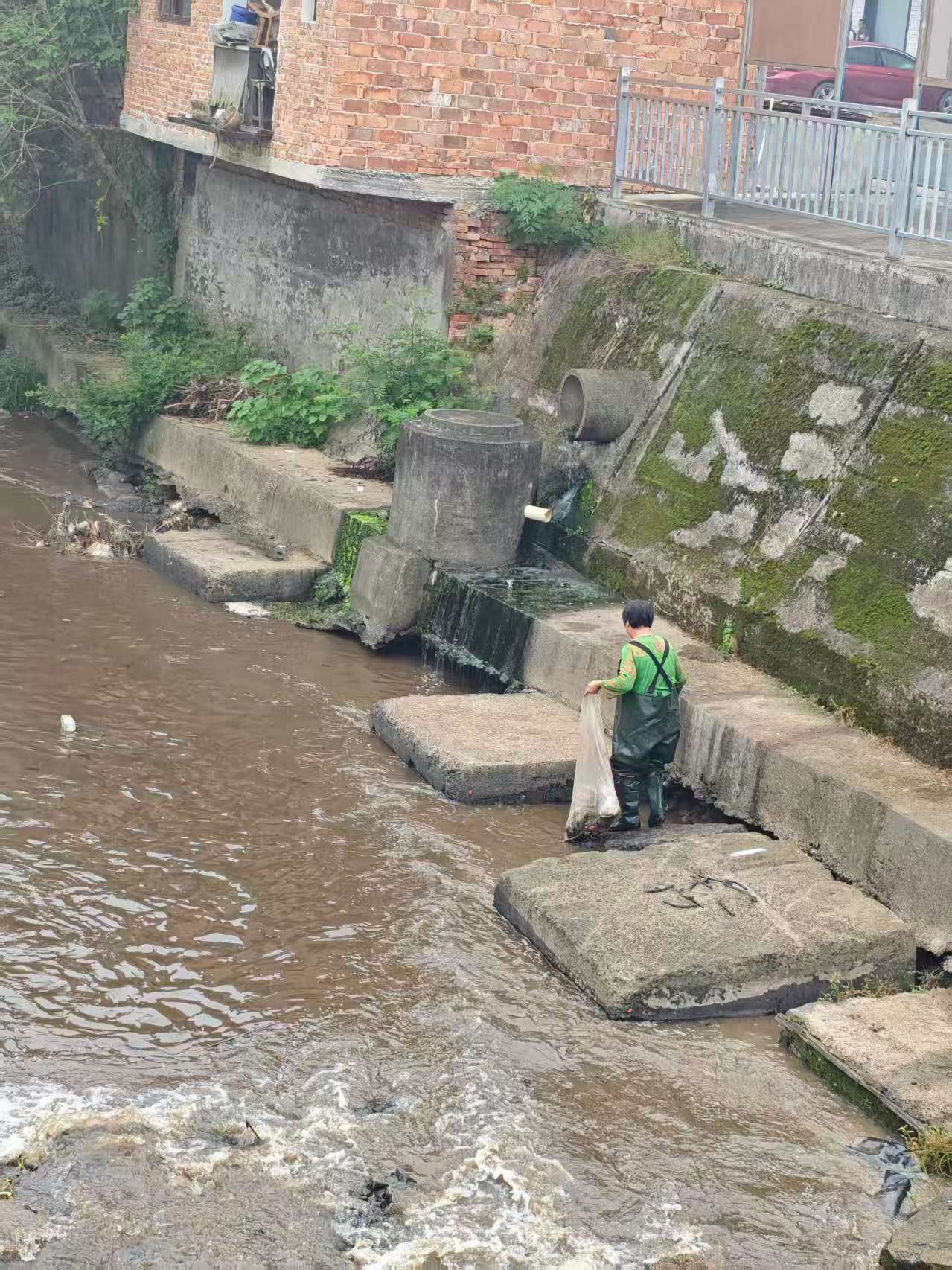 金峰社区开展河道环境卫生专项清理行动