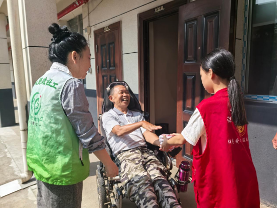 尧天坪镇：入户走访暖夕阳 真情关怀护银龄