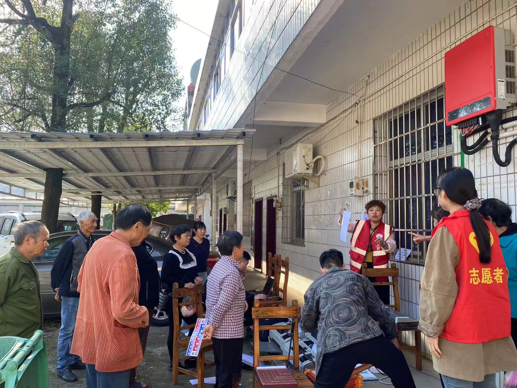 暖心定格“夕阳美”！尧天坪开展免费为老人拍照便民服务