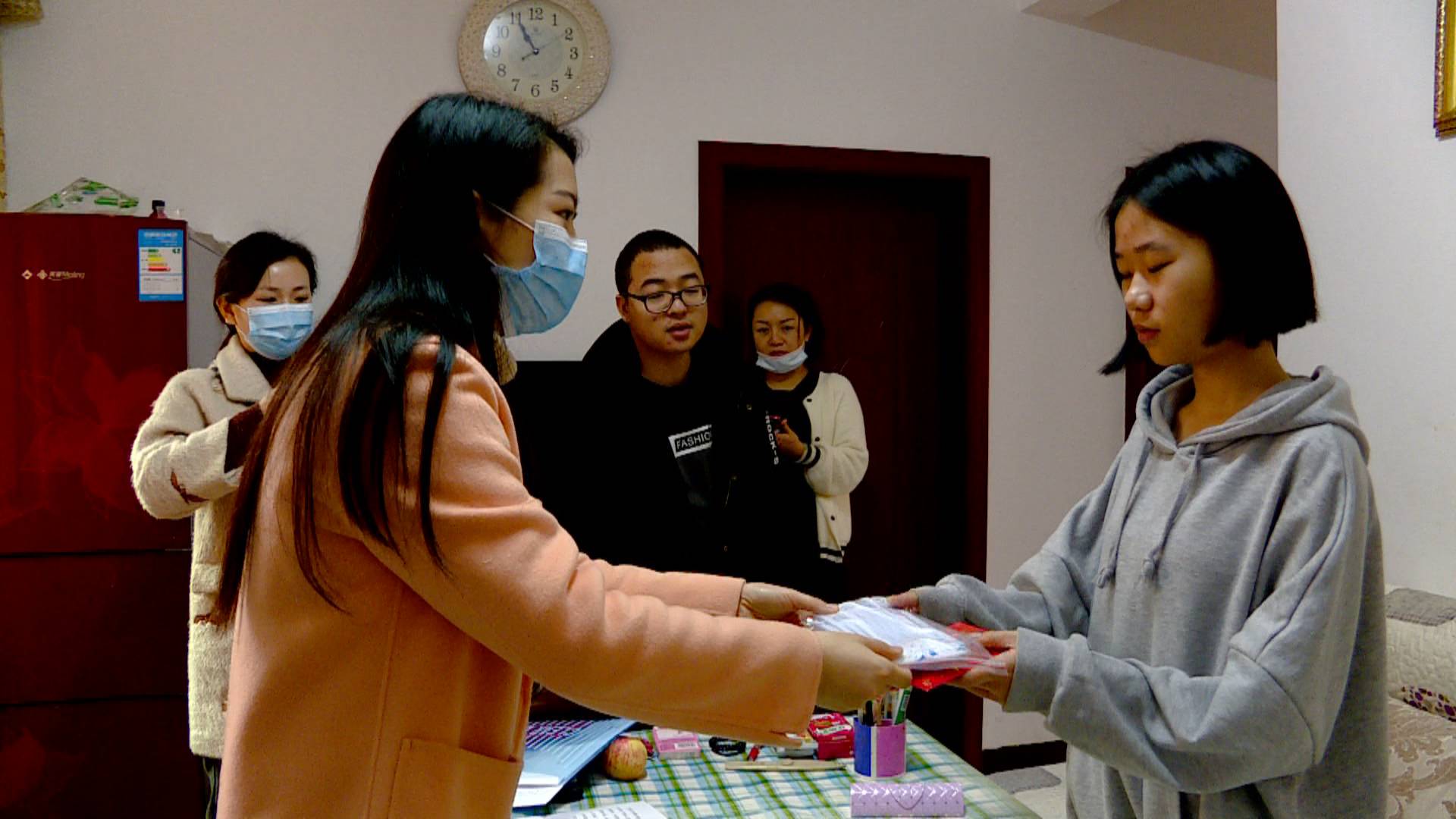 县残联：为贫困残疾人家庭子女考生和为高考残疾考生送温暖