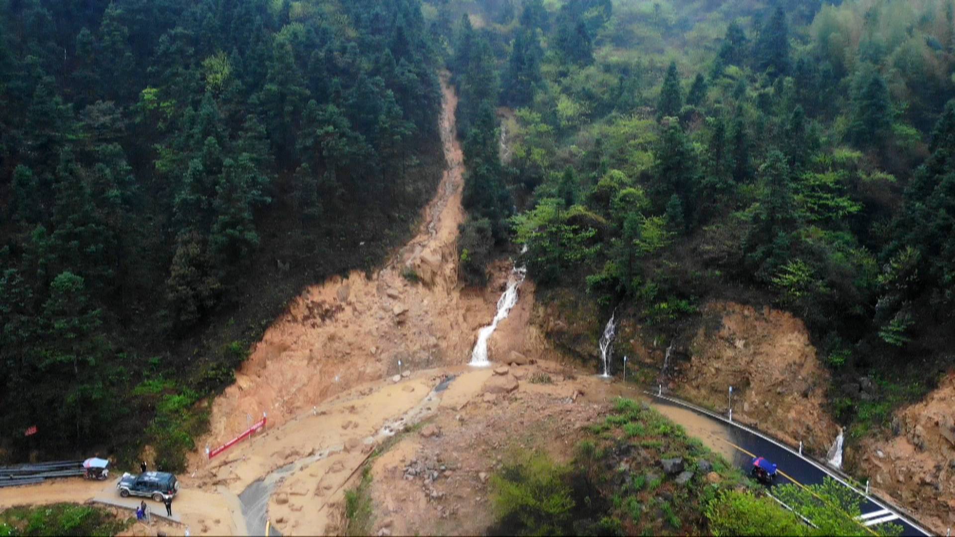 临叉公路塌方 紧急抢修保畅通