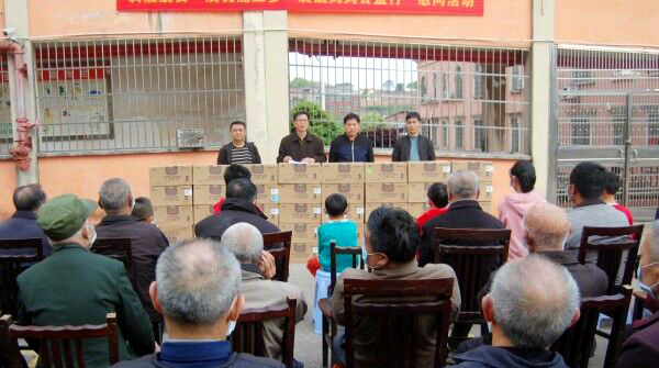 “袋鼠妈妈公益行”助力决胜脱贫攻坚
