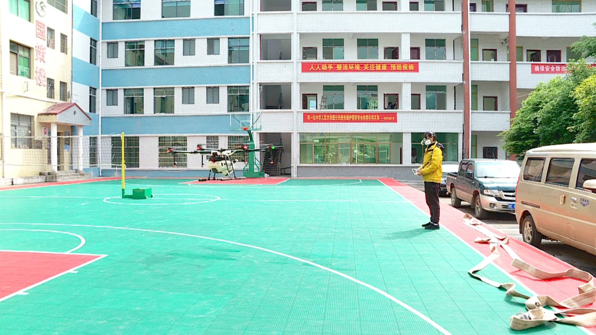 市航模协会为乡镇小学义务消毒