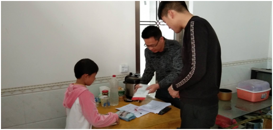 “口罩礼包”献爱心 助力复学暖民心